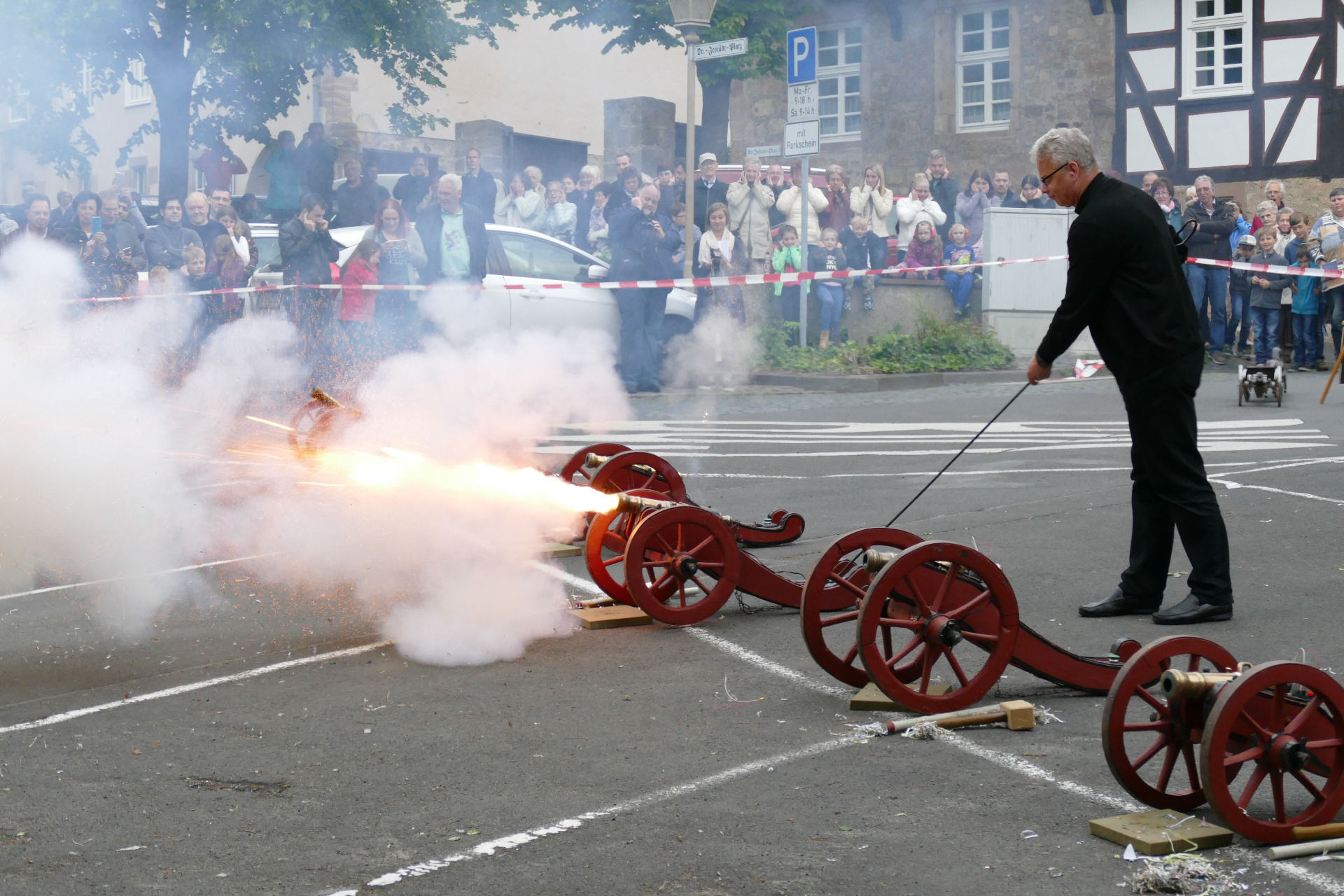 Stadtpfarrer Jörg-Stefan Schütz beim Katzenkoppschießen in Fritzlar, 25. Mai 2016